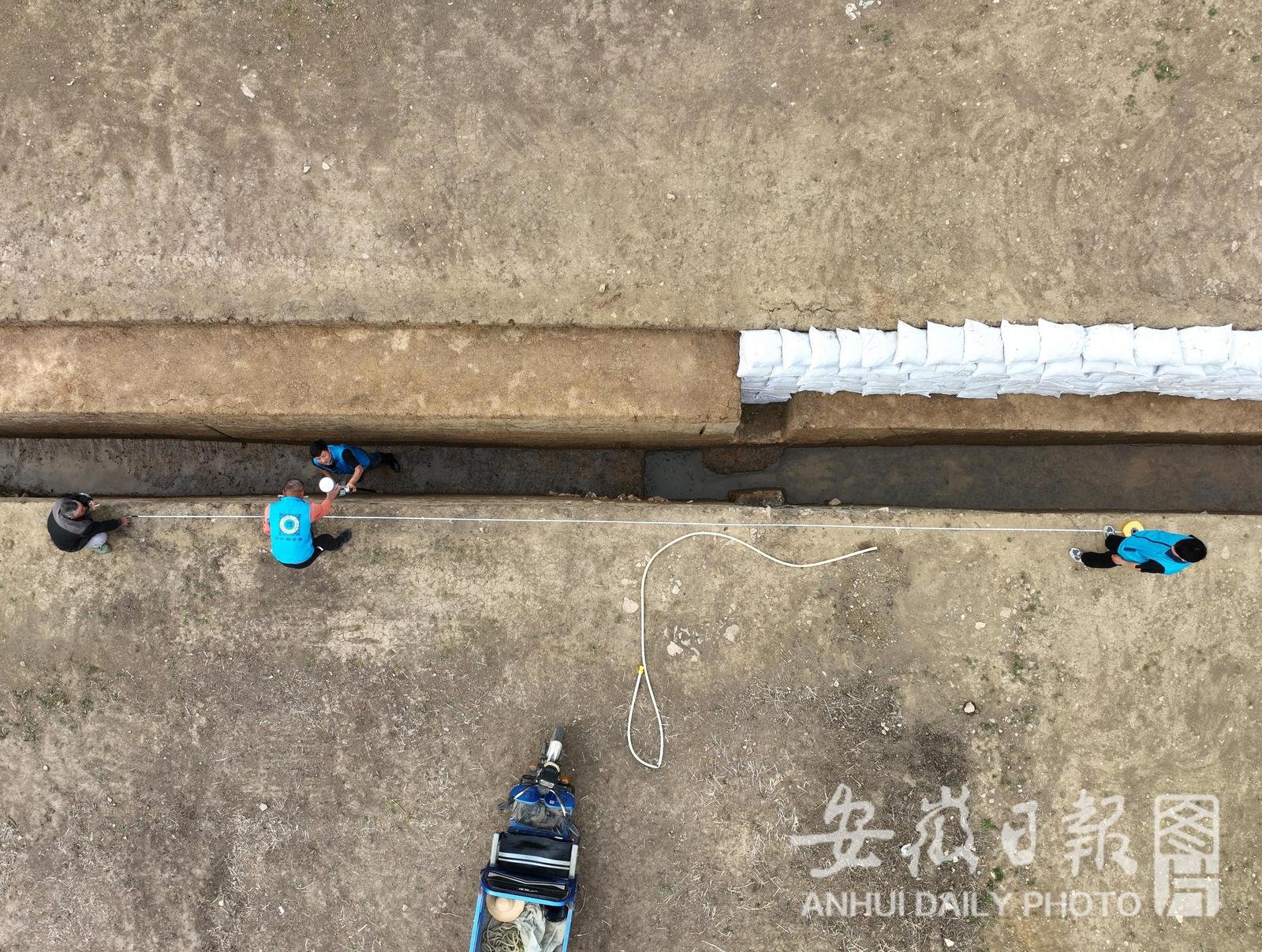 4月27日，航拍的考古队员在凤阳县的明中都遗址测量探沟。