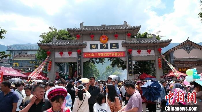 图为大理三月街现场。　杜潇潇 摄