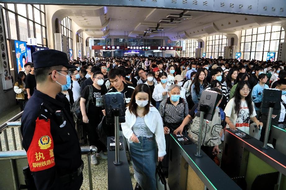 旅客进站乘车期间，铁路民警为旅客站岗放哨。周延民 摄