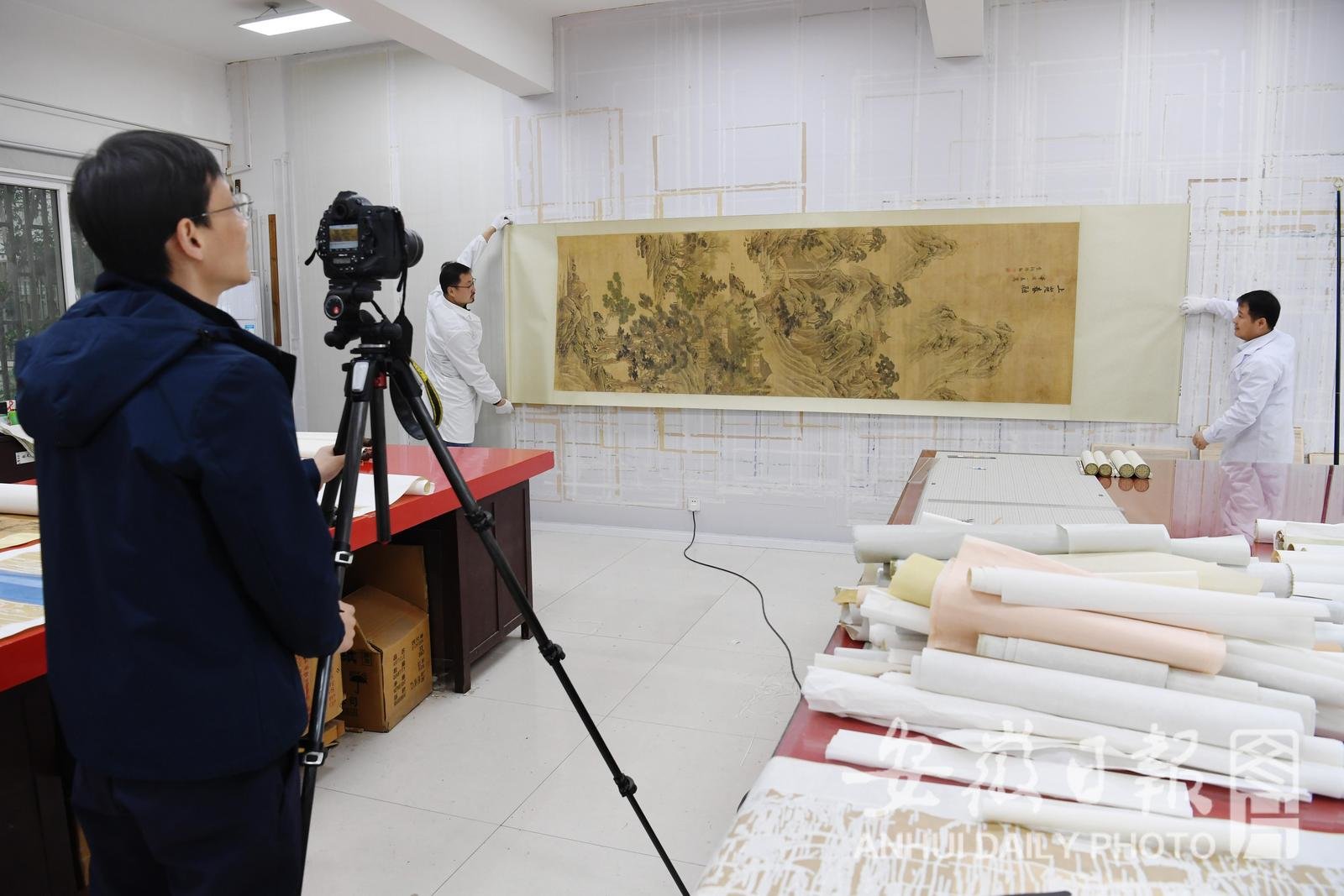4月25日，在省博物院文物科技保护中心书画修复室，38岁的刘祥生为修复好的书画拍照。