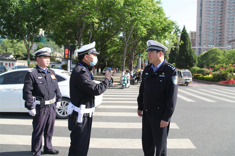 商丘市公安局交警支队领导督导检查“五一”假期交通安保工作