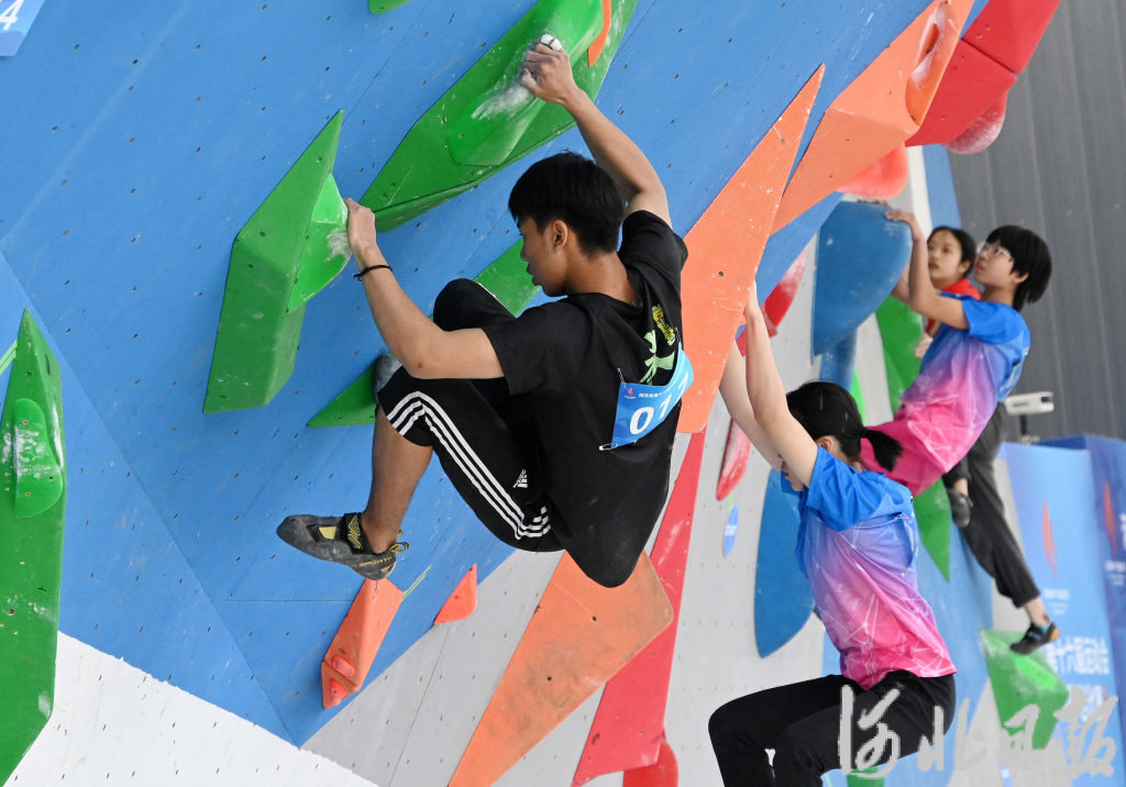 5月2日,在河北省第十六届运动会青少年组攀岩比赛上,运动员在进行攀石赛。