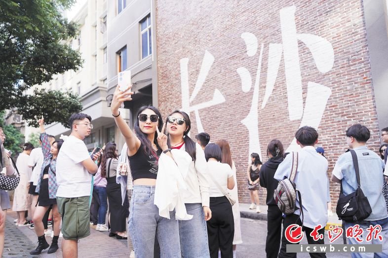 由老旧街区改造而成的湖南米粉街, 街内“长沙墙”等网红打卡地人气火爆。长沙晚报全媒体记者 邓迪 摄