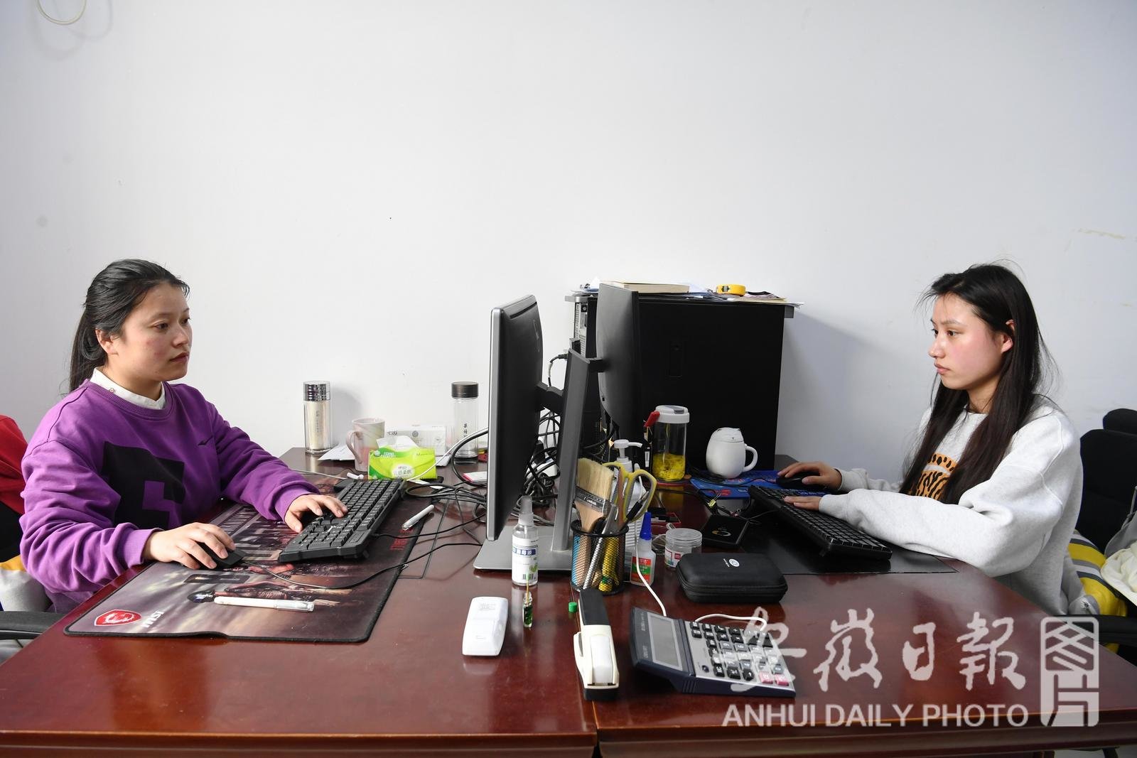 4月27日，在凤阳县的明中都遗址，31岁的赵萧萧（左）与25岁的武永雪对考古探方进行绘图工作。