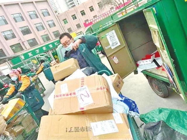 快递员在刘晓刚的指挥下整理到站的大件快递