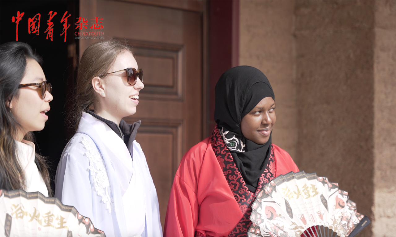 研学团成员换上汉服