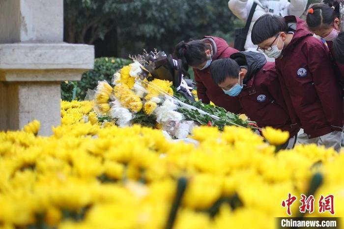 资料图：南京小学生在侵华日军南京大屠杀遇难同胞正觉寺丛葬地悼念遇难同胞。泱波 摄