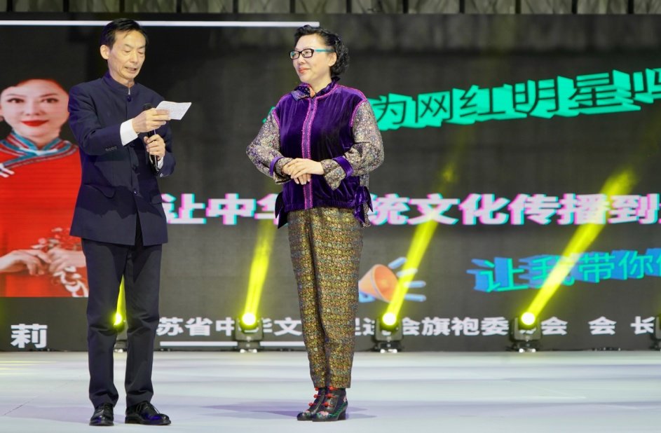 高以俭主席(左)、何莉会长分别致辞