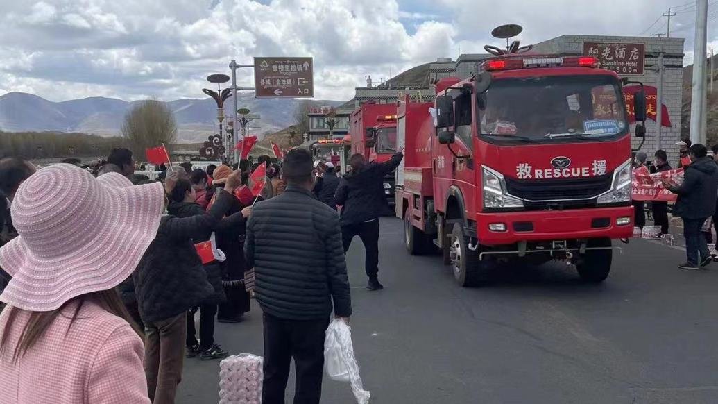 甘孜稻城森林雷击火情扑灭，居民送别森林消防员硬核投喂