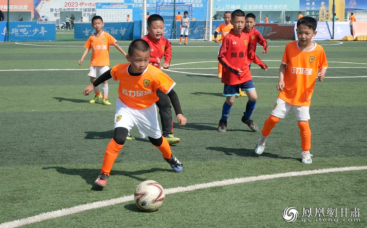 兰州市青少年足球俱乐部联赛夏令营激战“五一” 谢鹏 摄