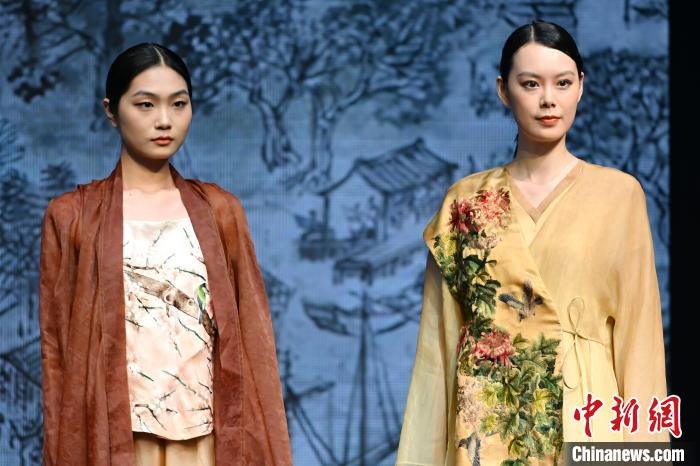 模特在广交会上展示特色服装。　陈骥旻 摄