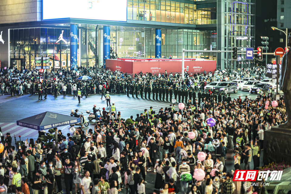 五一商圈，长沙民警、武警筑起“人墙”守护市民游客出行安全。李丹/摄