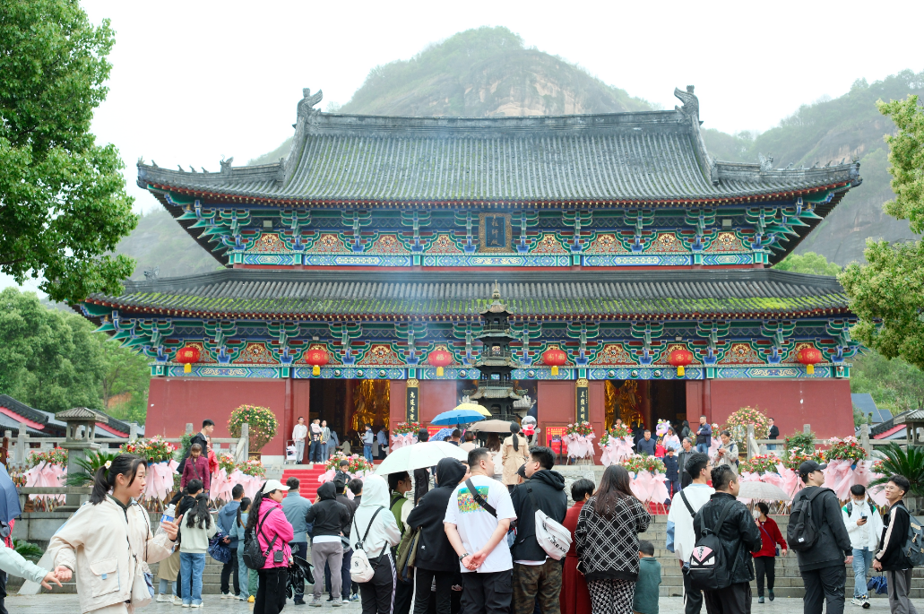 五一假期江西旅游火爆 南昌各景区现“人从众”