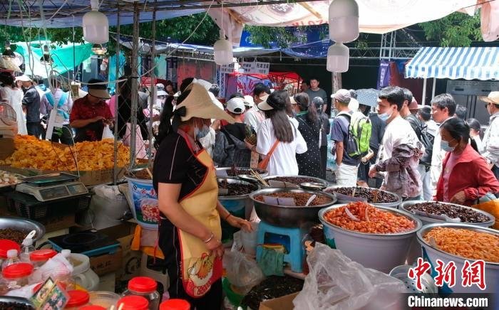 图为大理三月街现场。　杜潇潇 摄