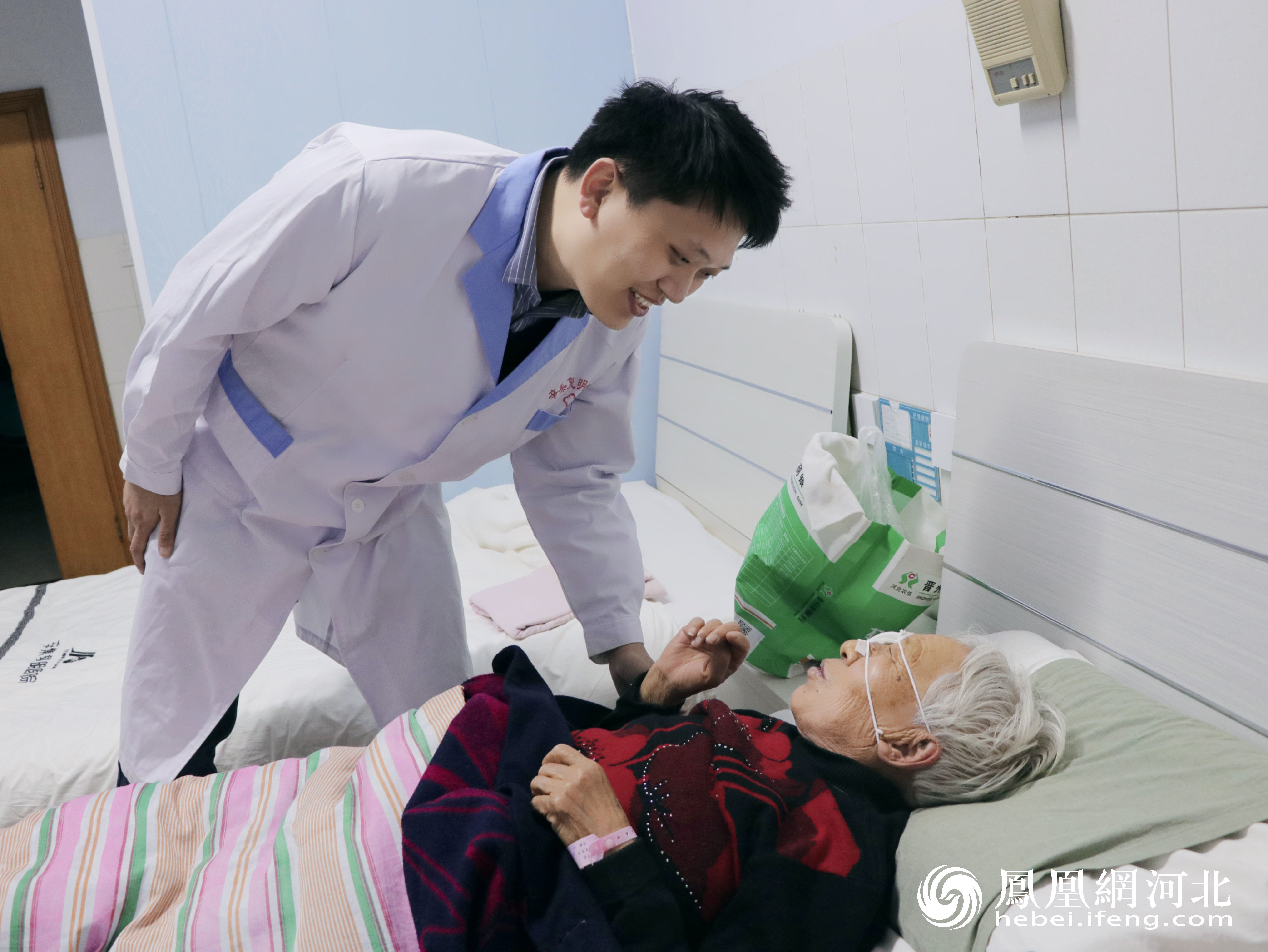 王光磊在病房与患者交流