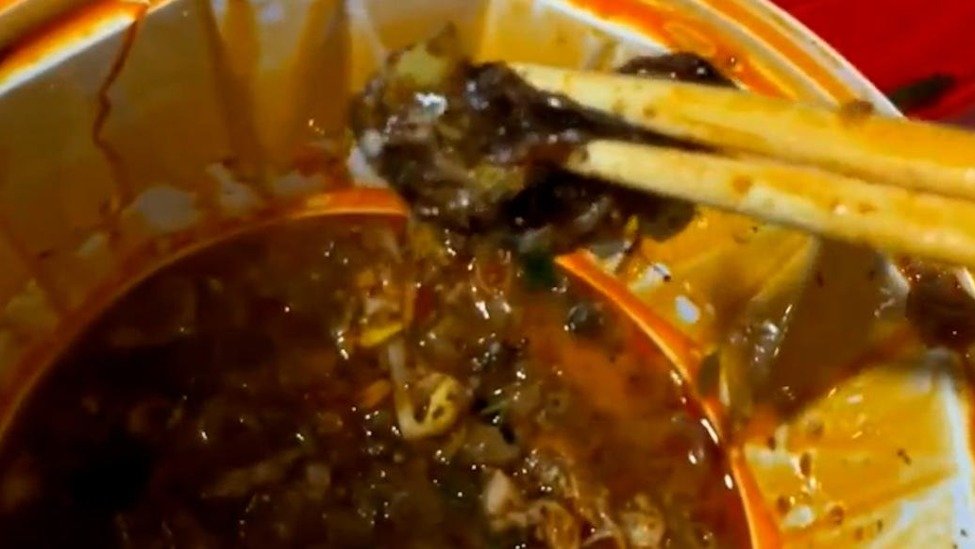 顾客称外卖吃出一团头发，店主：店内没有长发员工