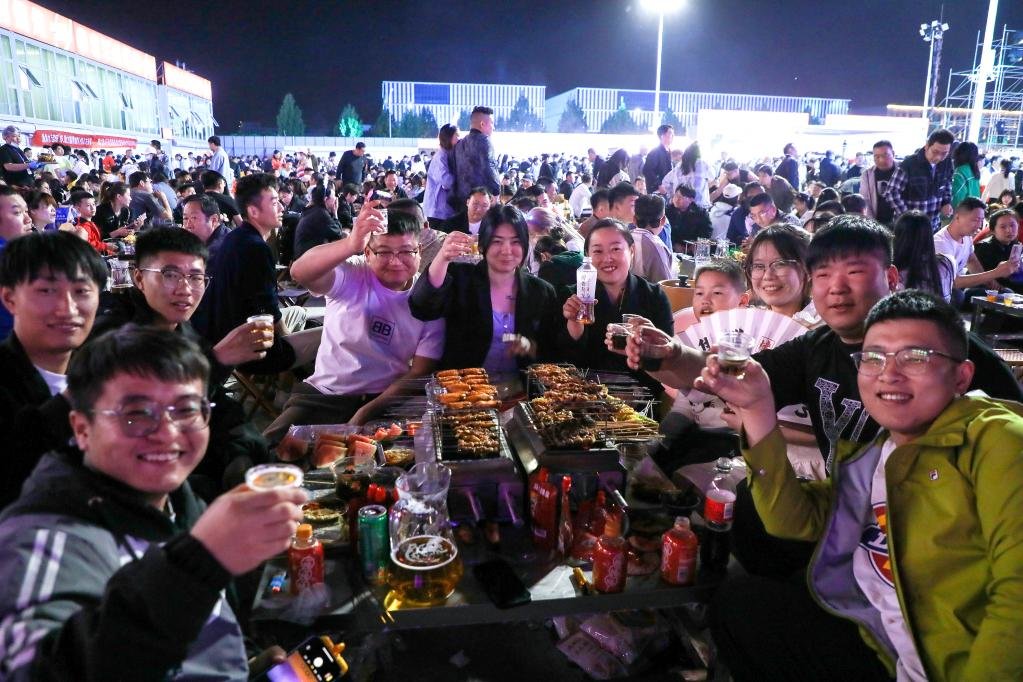 4月29日,游客在淄博市一家烧烤城吃烧烤.新华社发(朱伟摄)