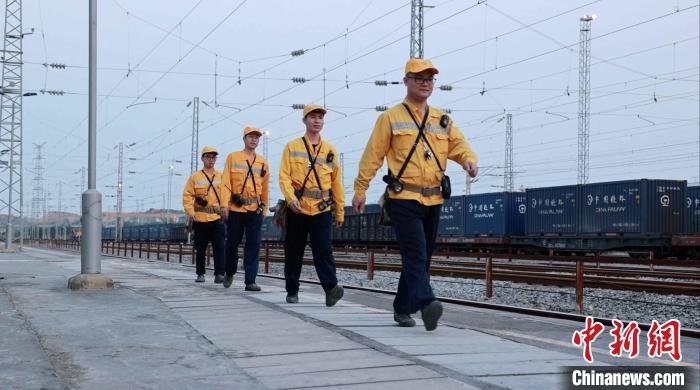 丁班六调赶赴调车场。 李伊 摄
