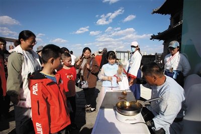 市民游客沉浸式体验互动研学。大同日报记者 韩堃 摄