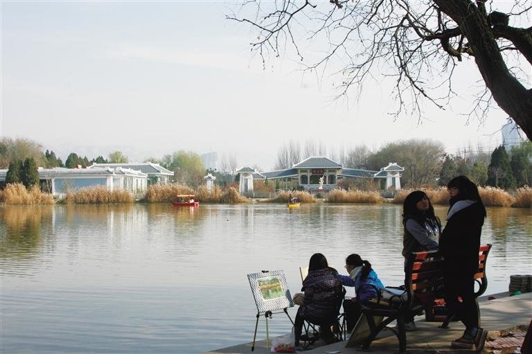 兰州植物园写生的学生