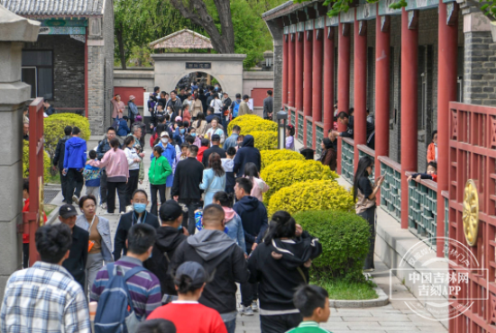 游客热情高涨 中国吉林网 李煦 摄