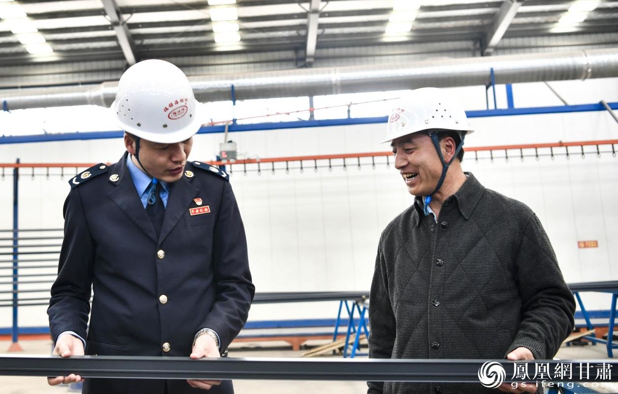 甘肃福禄海铝型材有限公司负责人马忠福（右）说，“陇税雷锋”对企业帮助很大。马斌 摄