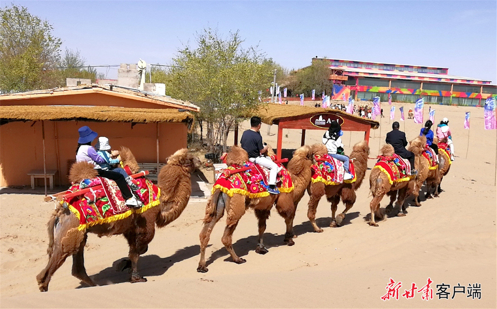 “五一”假期首日，游客开心游玩。