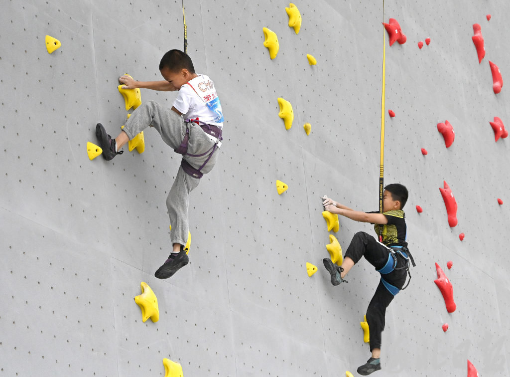 5月2日,在河北省第十六届运动会青少年组攀岩比赛上,运动员在进行速度赛。