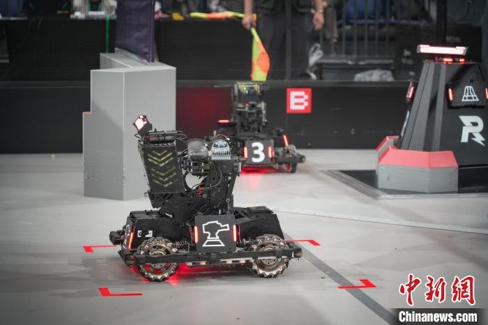图为机器人在比赛中。　重庆大学供图