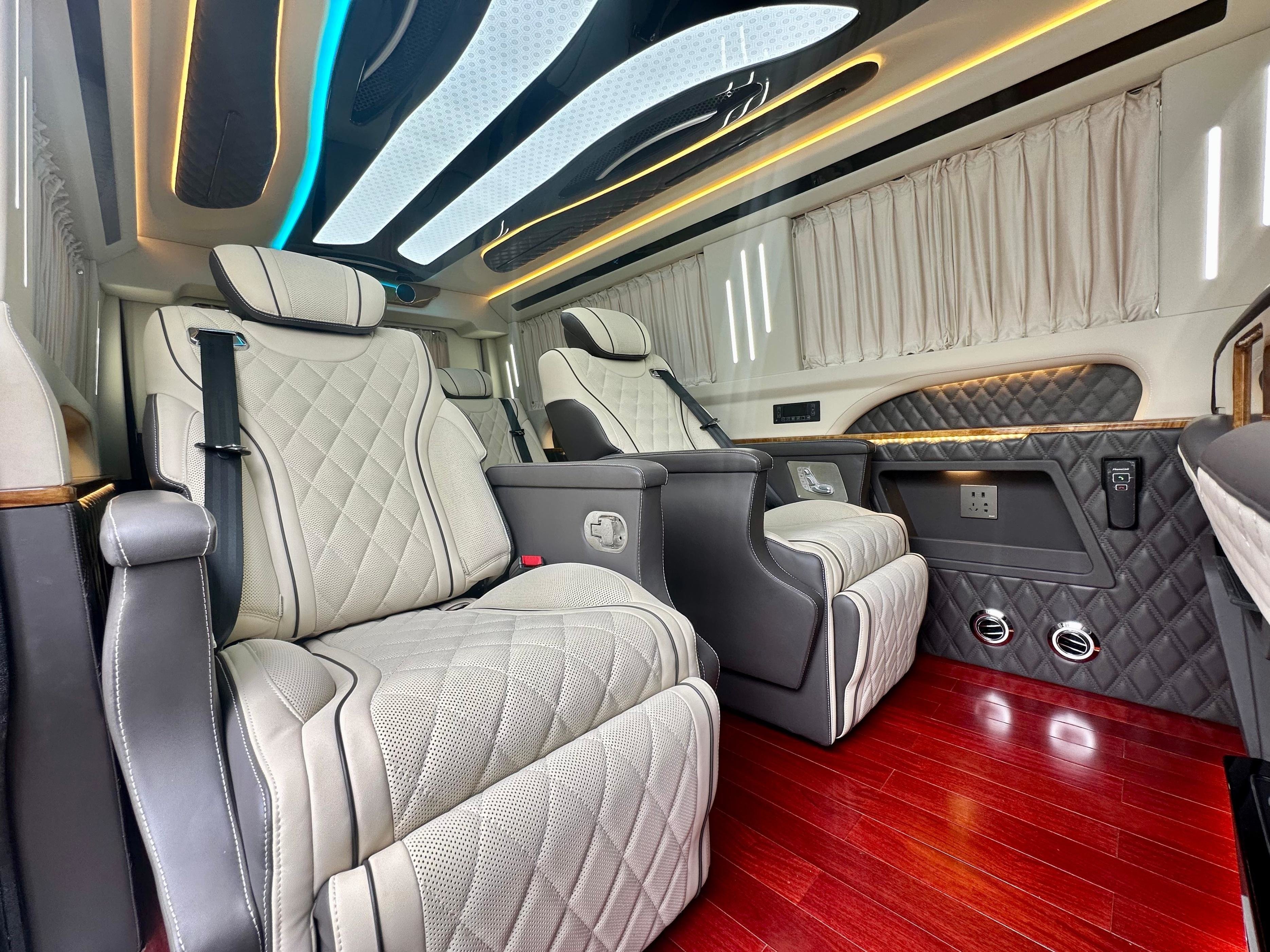 全新进口依维柯七座全隔断豪华商务车