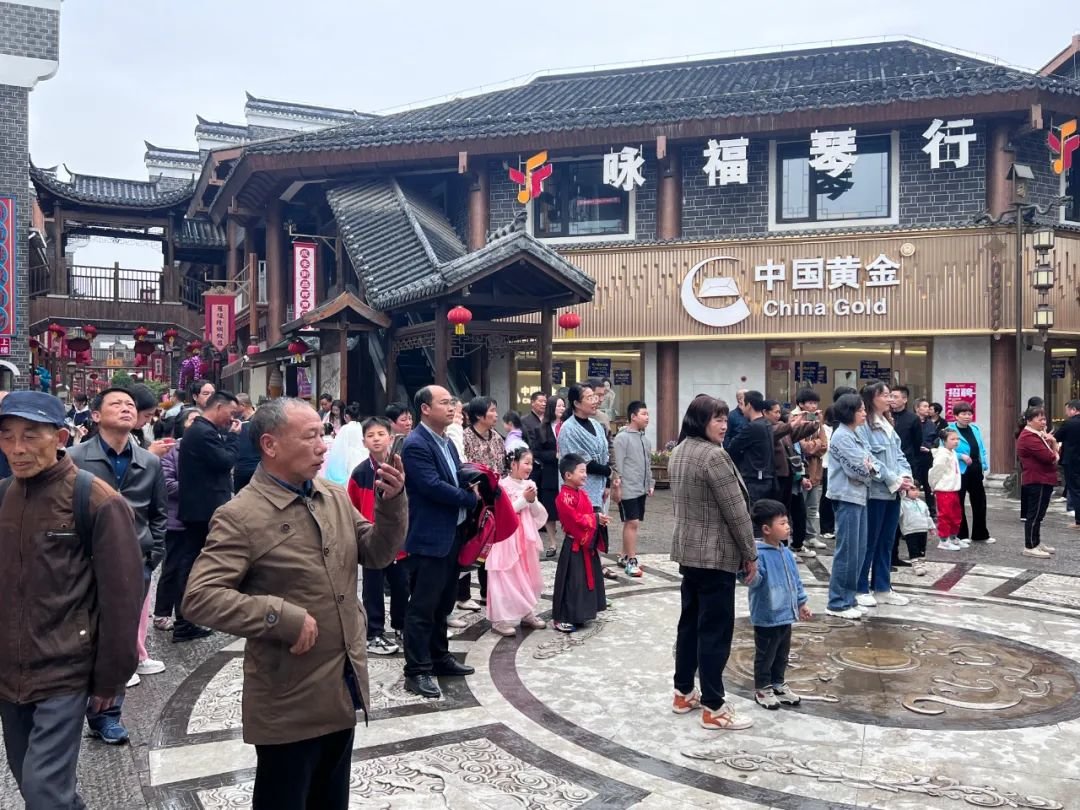 五一假期江西旅游火爆 南昌各景区现“人从众”