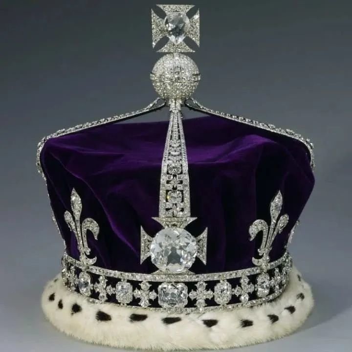 ▎图 /中央镶嵌的椭圆形切割钻石即为“光之山”（Koh-i-Noor）。