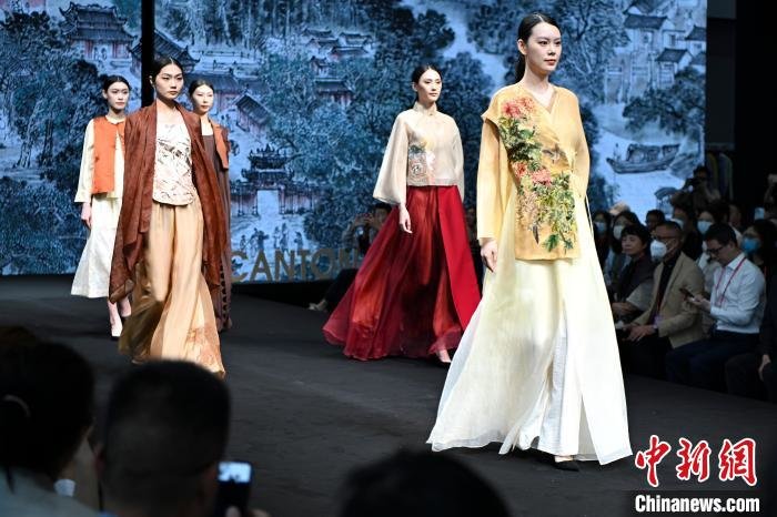 模特在广交会上展示特色服装。　陈骥旻 摄