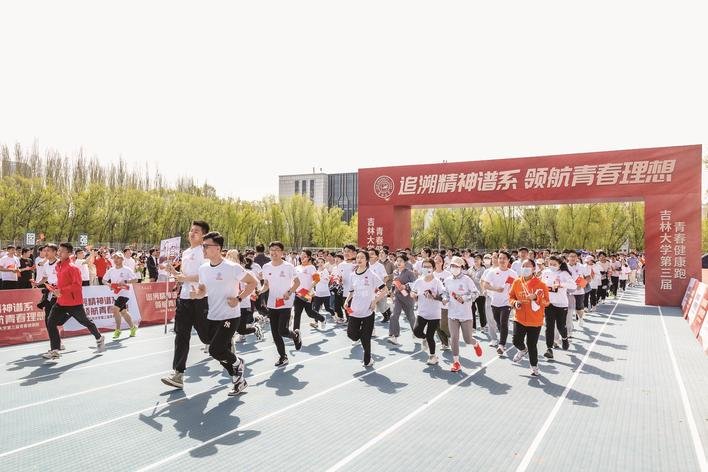 师生们参与健康跑 学校供图