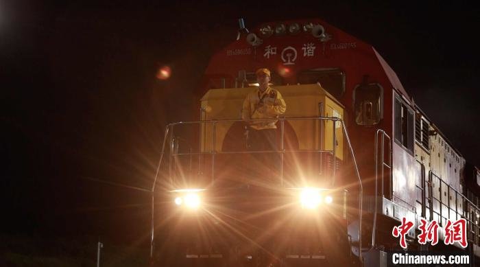 调车长王耿文在车头瞭望。 李伊 摄
