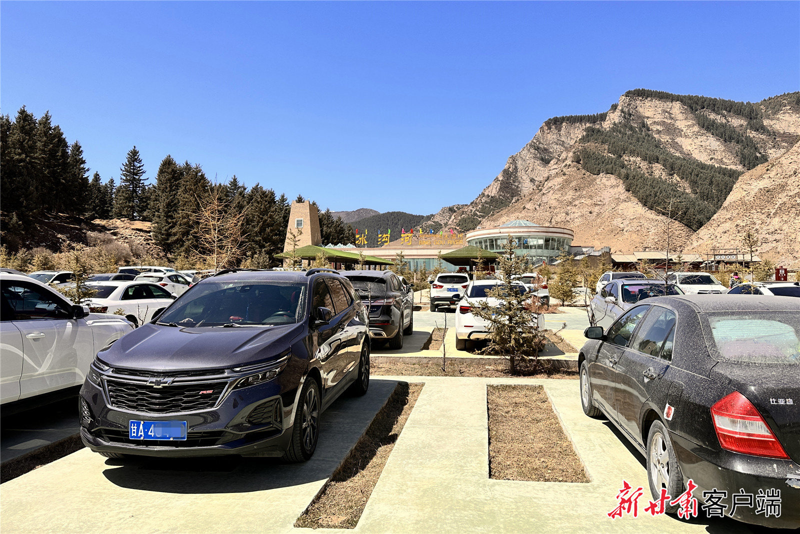 冰沟河景区停车场停满车辆