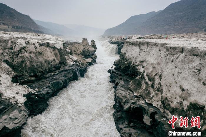 图为黄河壶口瀑布冰消河开。资料图 霍勇 摄