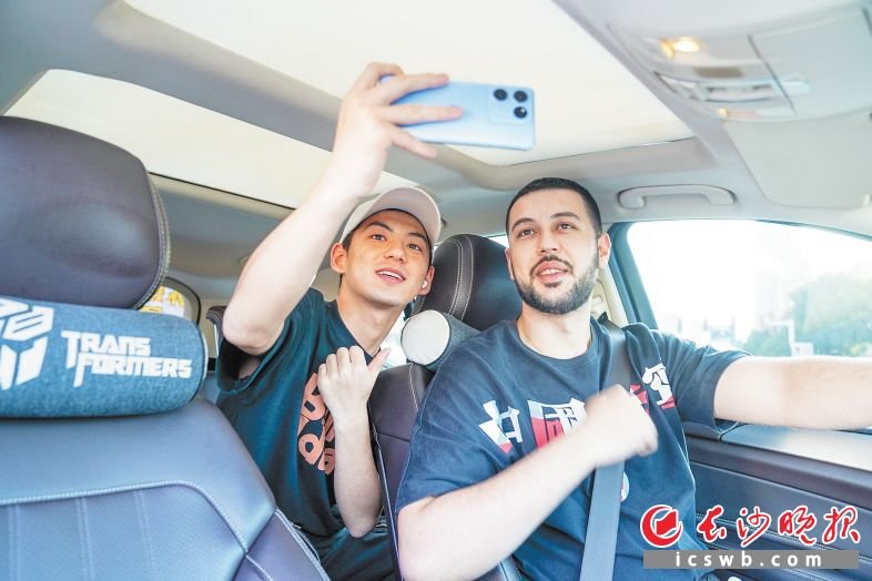 长沙市民自发组织的“免费接送外地游客”志愿车队,吸引了一位来自阿尔巴尼亚的外国友人苏文轩。长沙晚报全媒体记者 周数邑 摄