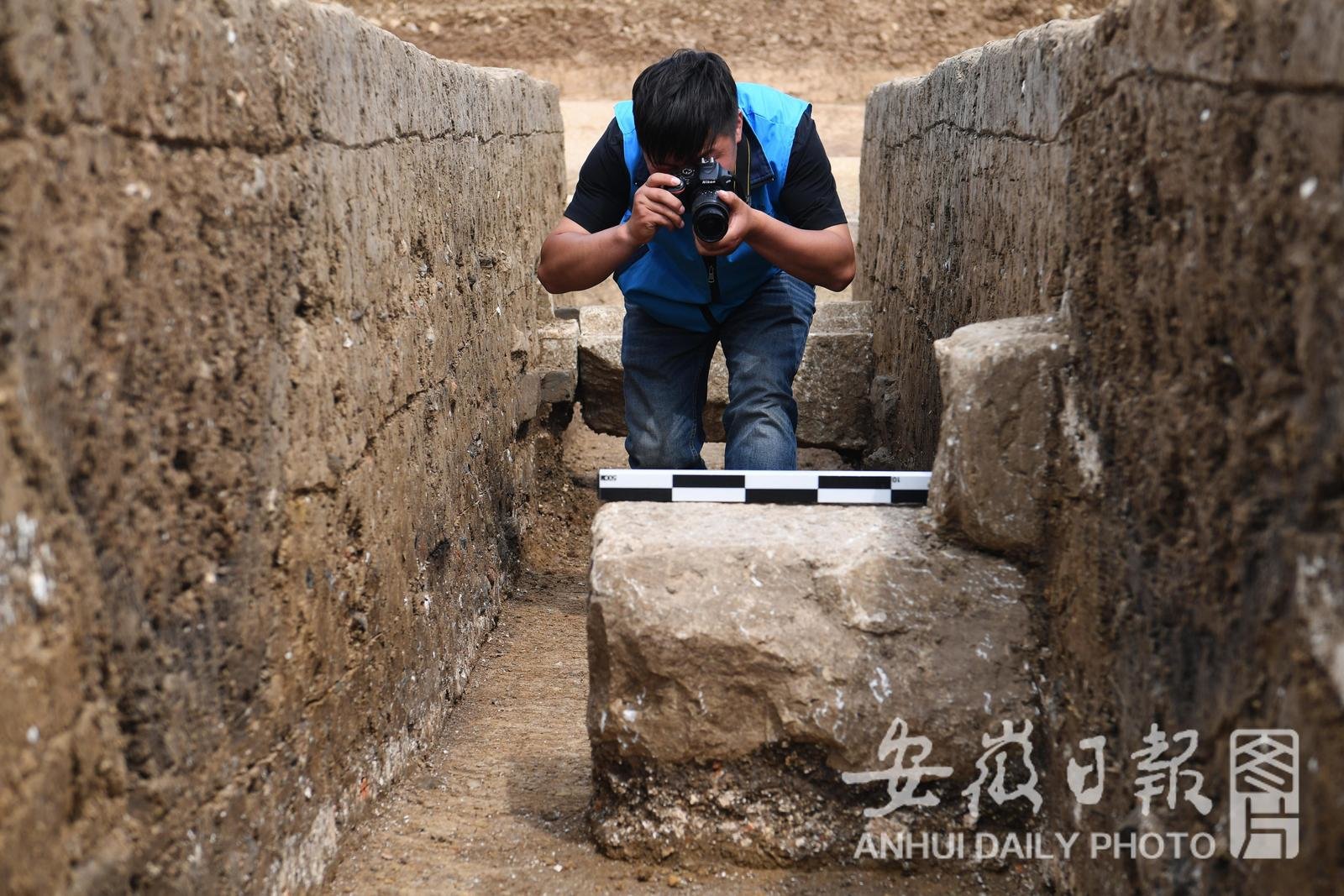 4月27日，在凤阳县的明中都遗址，28岁的王瑞为遗物拍照。