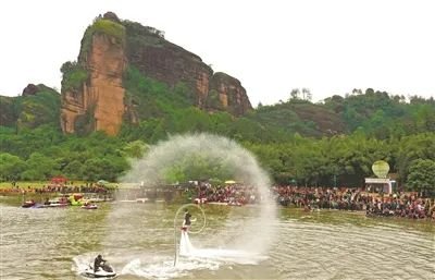 游客聚在龙虎山景区桃花洲观看水上表演。通讯员 刘志琨摄