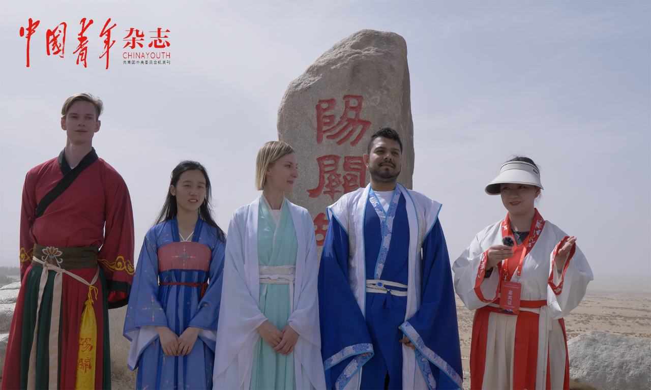 研学团成员发表感言，从左至右为对外经贸大学Evgenil Usachev、兰州大学杜玉娇、北京大学安泽、北京大学医学部周凯比、西北师范大学雷承洛。