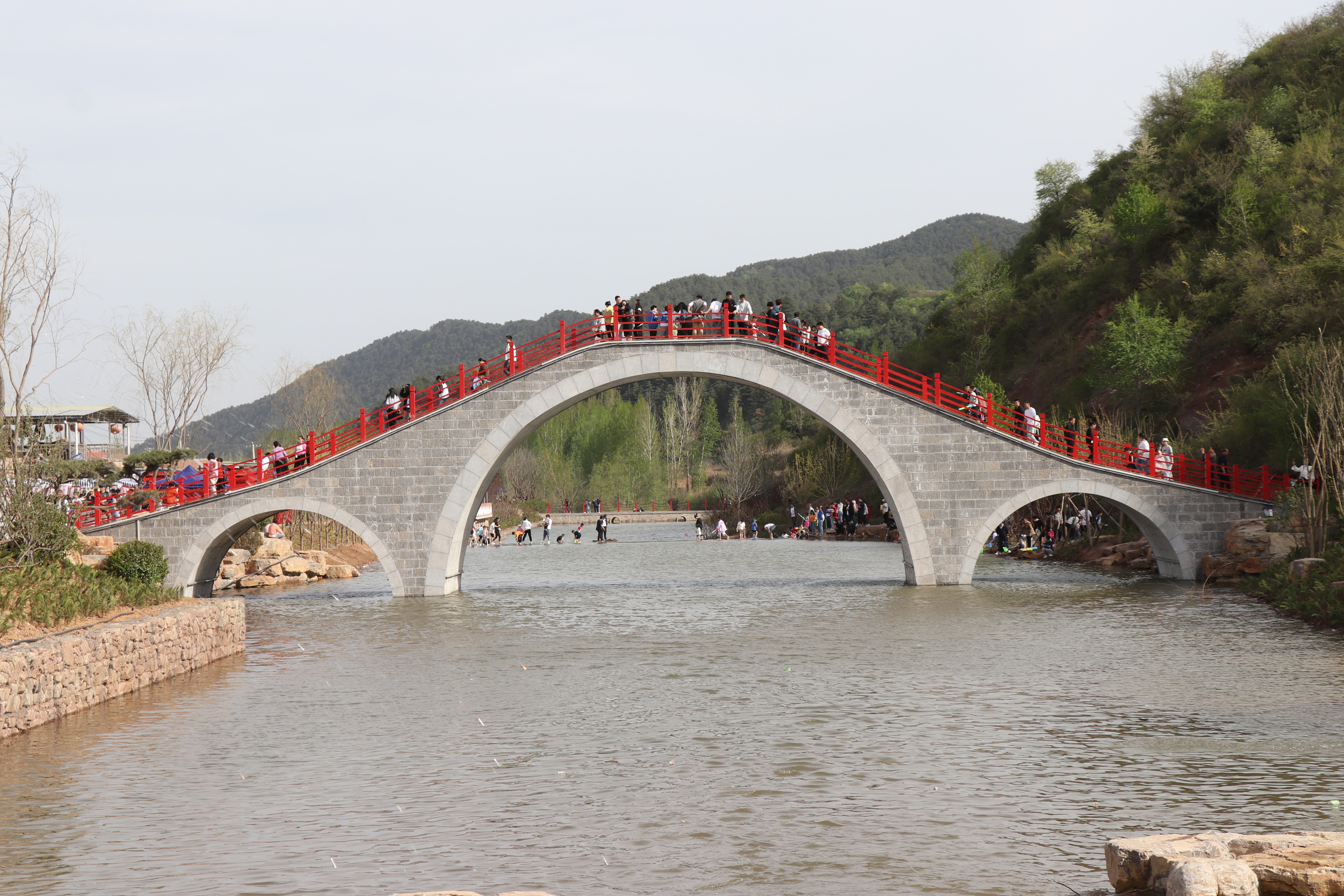 图为游客在景区游玩