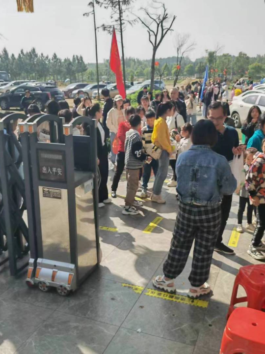 五一假期江西旅游火爆 南昌各景区现“人从众”