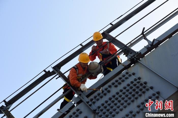 5月1日，九江桥工段桥隧工们检查京九铁路九江长江大桥三大拱钢梁螺栓。　黄旸 摄