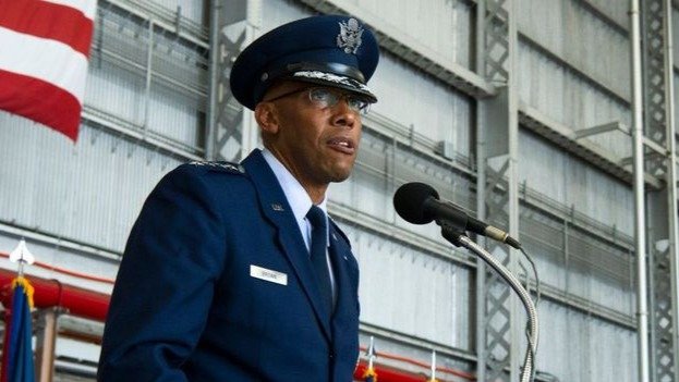 美媒：拜登预计提名布朗接任美参联主席