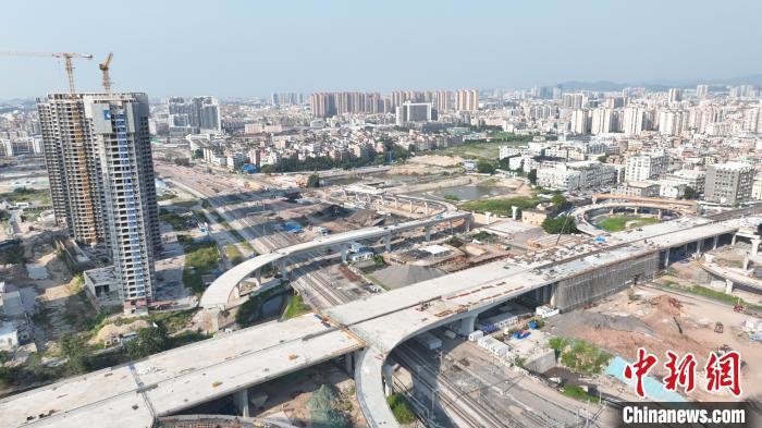 广州白云站综合交通枢纽配套路桥完成四次跨越京广铁路