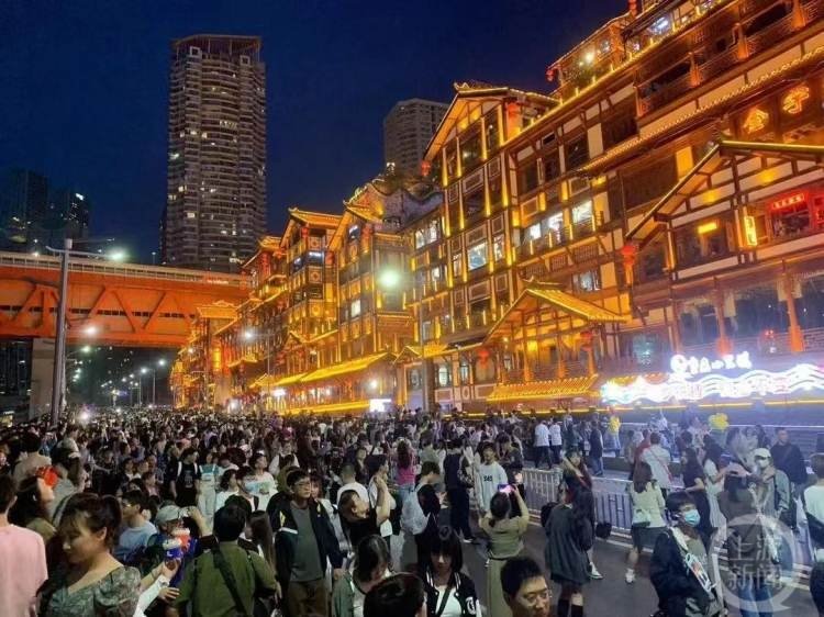 △今年“五一”假期洪崖洞再度人气爆棚