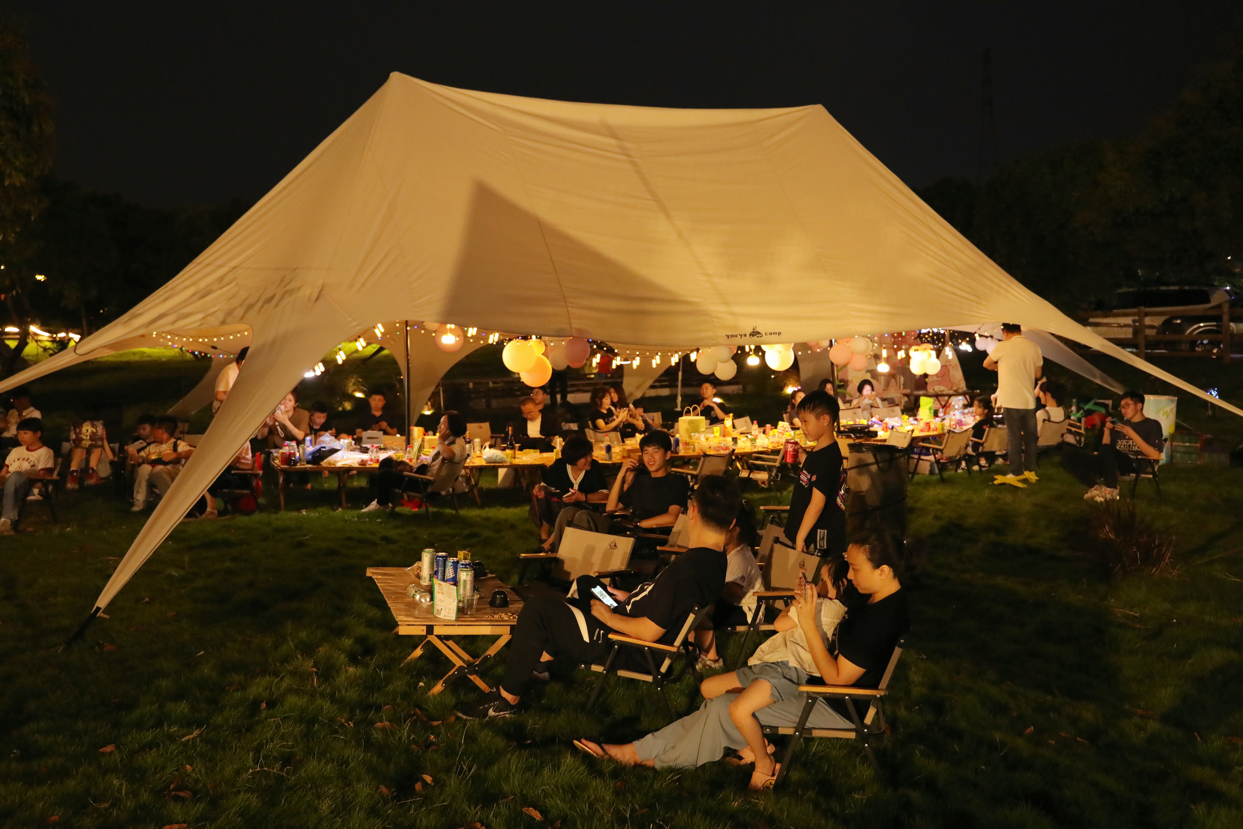 潮玩好去处|迎着“荷风” 在桥头的千亩花田中体验诗意露营