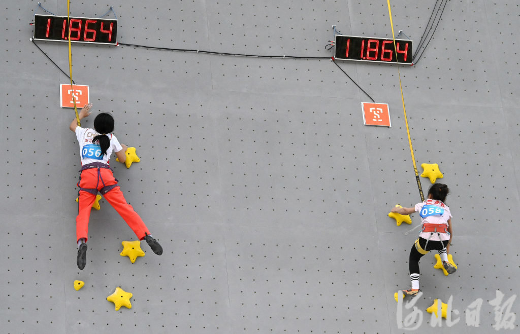 5月2日,在河北省第十六届运动会青少年组攀岩比赛上,运动员在进行速度赛。