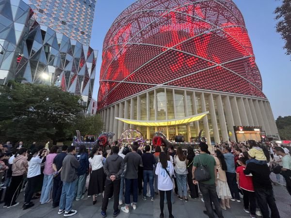 汉秀门口等待观演的观众。 通讯员供图